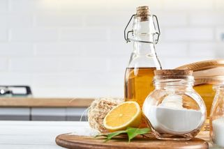 Používaly je už naše babičky a nikdy si nestěžovaly. Zvládnete i vy úklid s octem, sodou nebo solí?